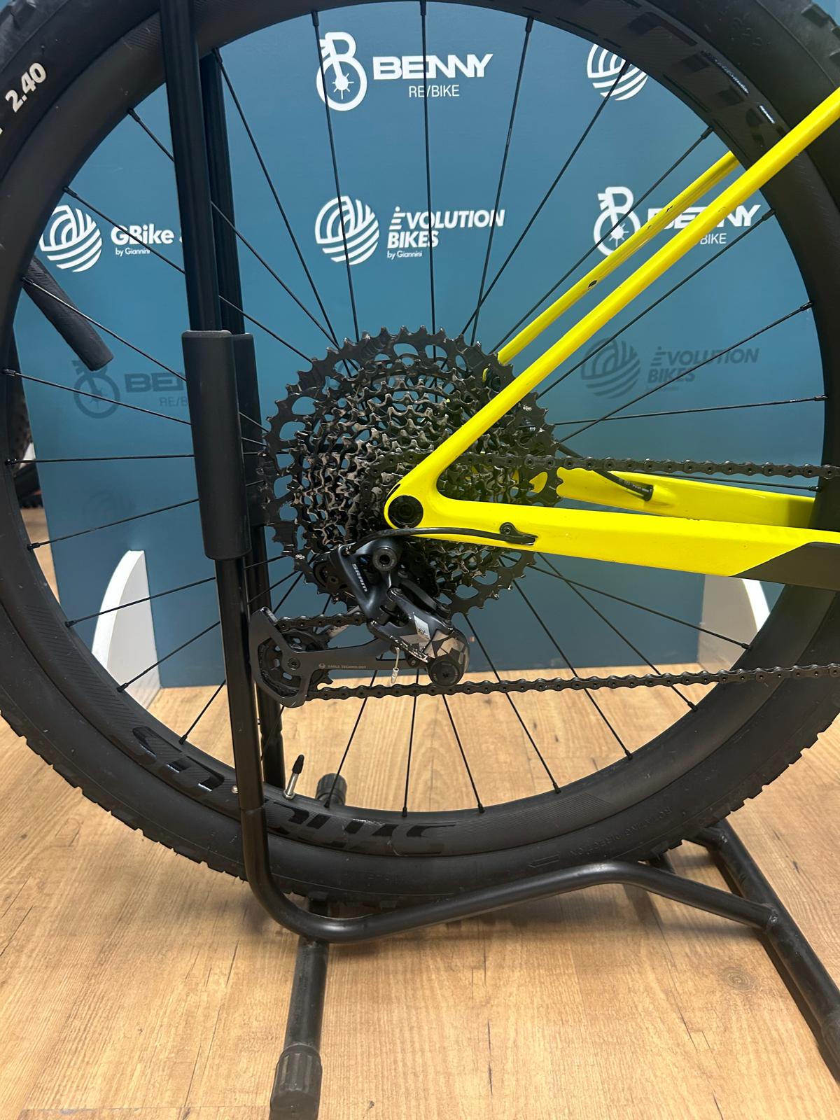 Scott RC World Cup scales Size M - Used