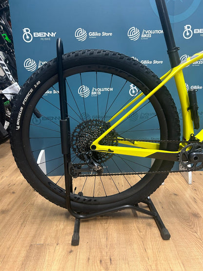 Scott RC World Cup scales Size M - Used