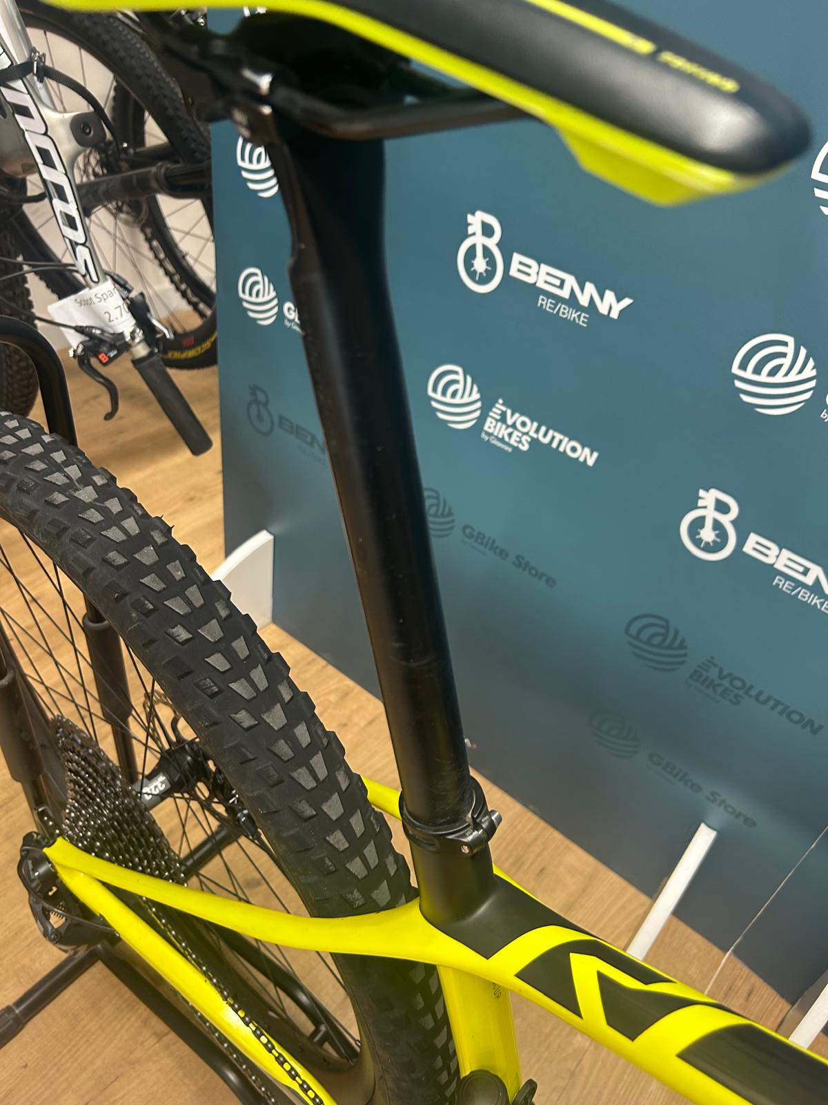 Scott RC World Cup scales Size M - Used