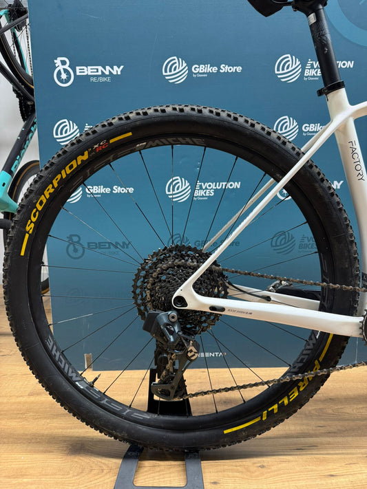 Tamaño Megamo Factory AXS L - Usado